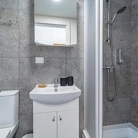 Apartment Uptown Nr5 With Parking & Ac *